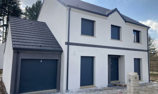 Maison à étage avec garage intégré