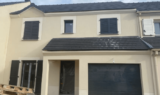 Maison à étage avec garage intégré
