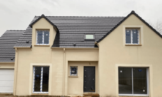 Maison à étage avec un garage accolé