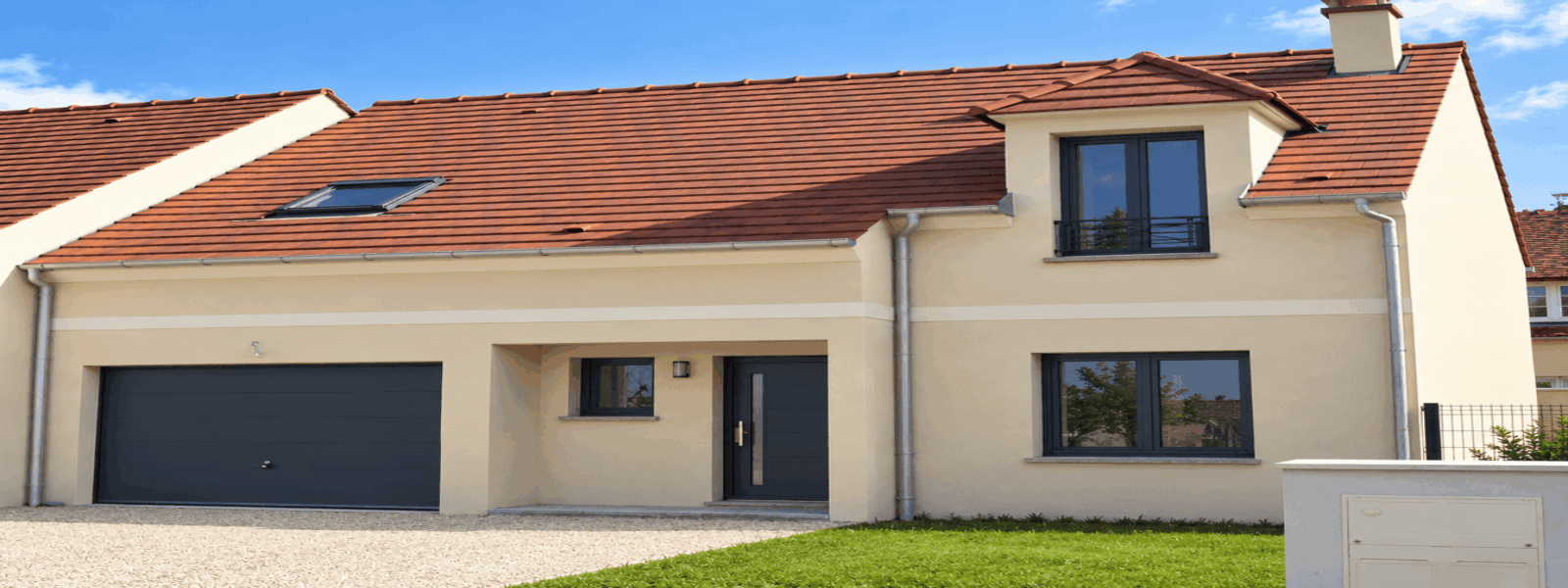 Façade beige aux ouvertures anthracite.png